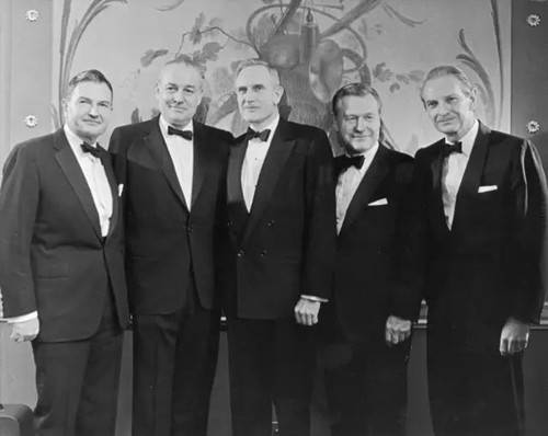 洛克菲勒五兄弟：从左至右依次为，戴维、纳尔逊、温斯罗普、劳伦斯·斯佩尔曼及约翰·戴维森·洛克菲勒三世（摄于1967年）.jpg