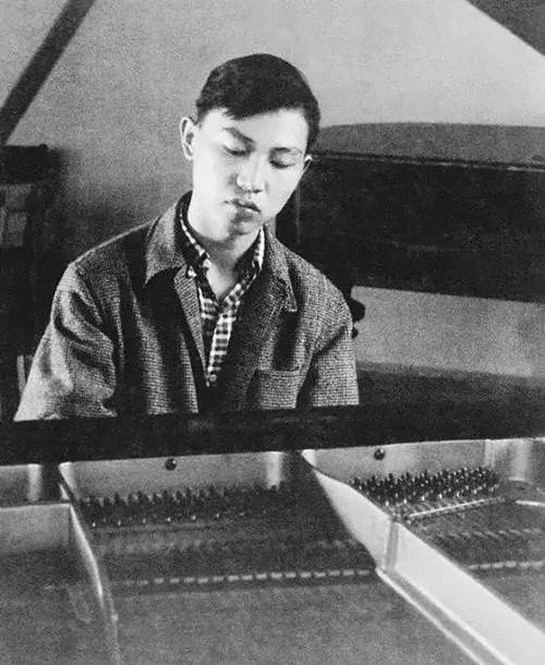 傅雷从不表扬儿子,对儿子的严厉和残酷,连好友楼适夷都有点看不下去